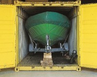 Einlagerung eines Bootes in Container